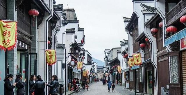 杭州这座古城有1700年历史,曾经繁华无比,现在却十分低调