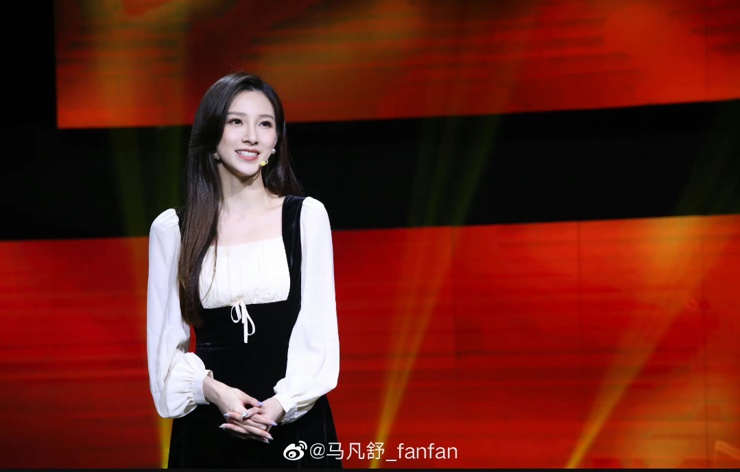 美女主持人马凡舒晒出自己的工作照,一位落落大方的主播2021-09-26 16