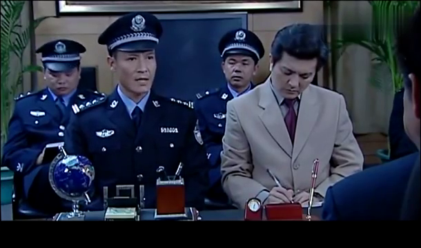 才刚刚开完会,秘书就赶紧把市委书记的开会内容告诉了兆辉煌