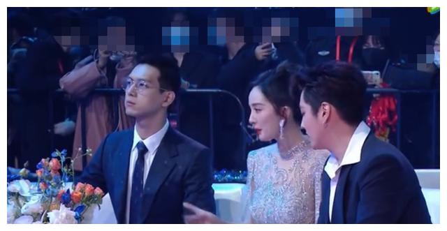 杨幂与吴亦凡开心玩游戏,偷瞄同座赵丽颖无交流,被嘲气氛好尴尬