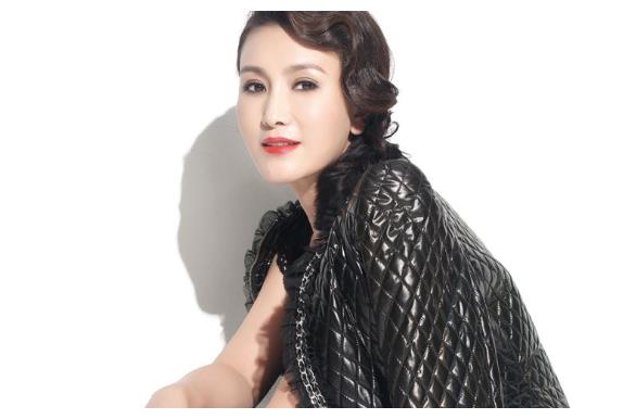 她曾被誉为最美警花嫁大23岁著名导演今年过50岁为夫守寡