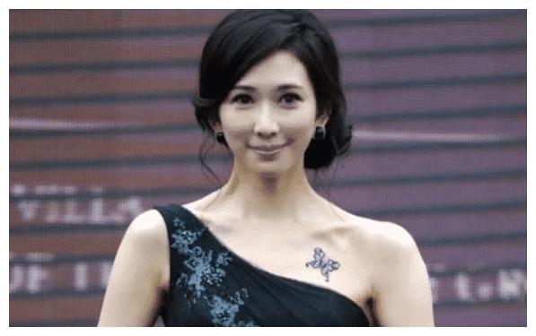 林志玲锁骨左下方这只蝴蝶也真的是太别致了吧,搭配一些印花风格的