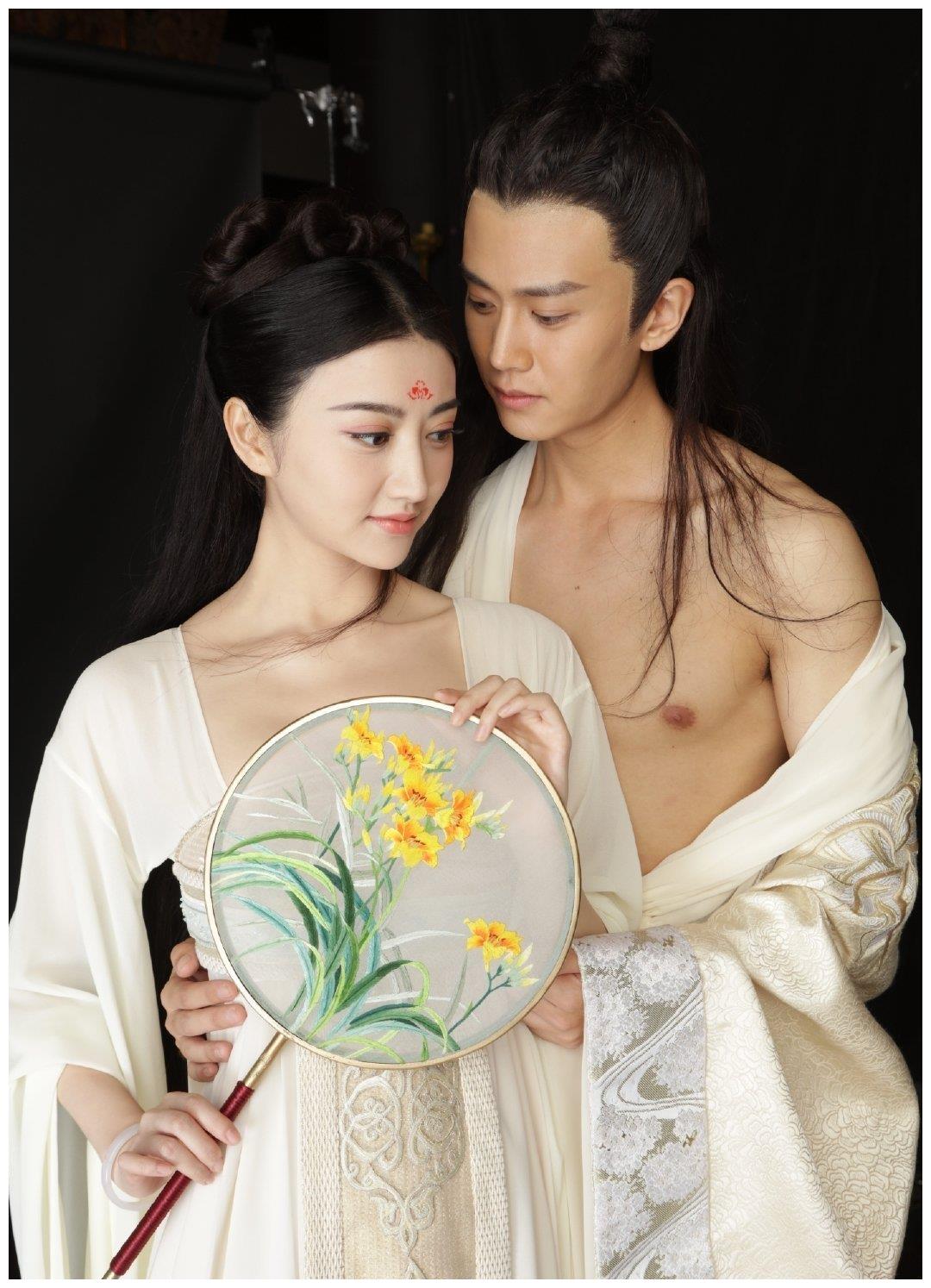 《大唐荣耀》任嘉伦景甜的这组海报又般配又唯美,广平王满眼深情