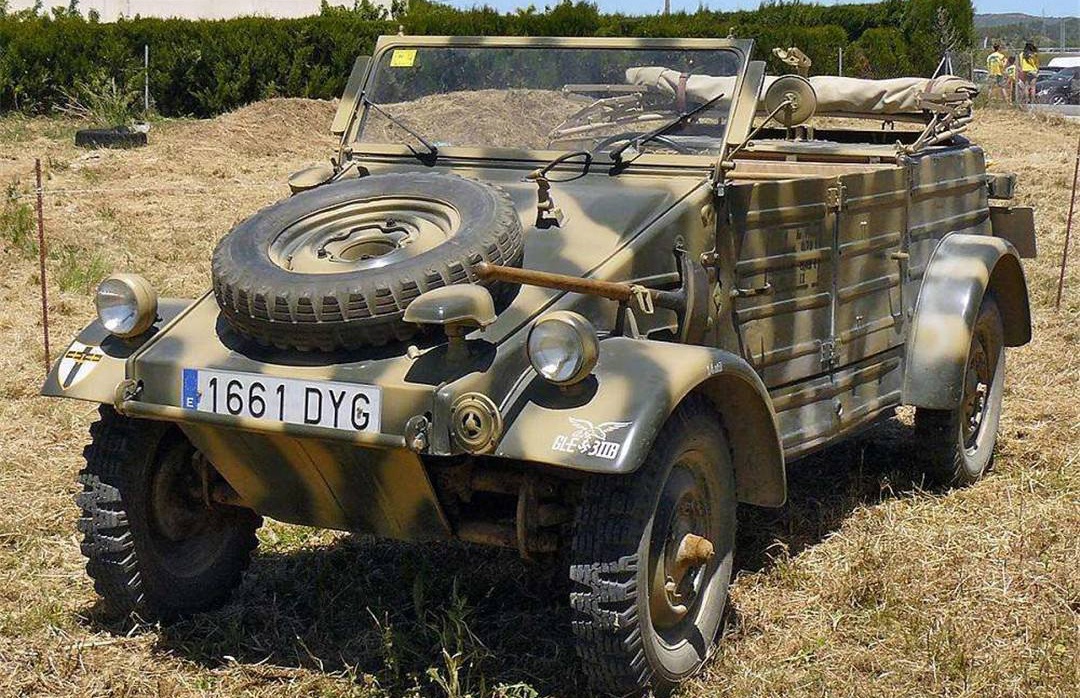 得益于6格的基底宽度和延展出车身两侧的轮眉,全冠的这台vw82比同系列