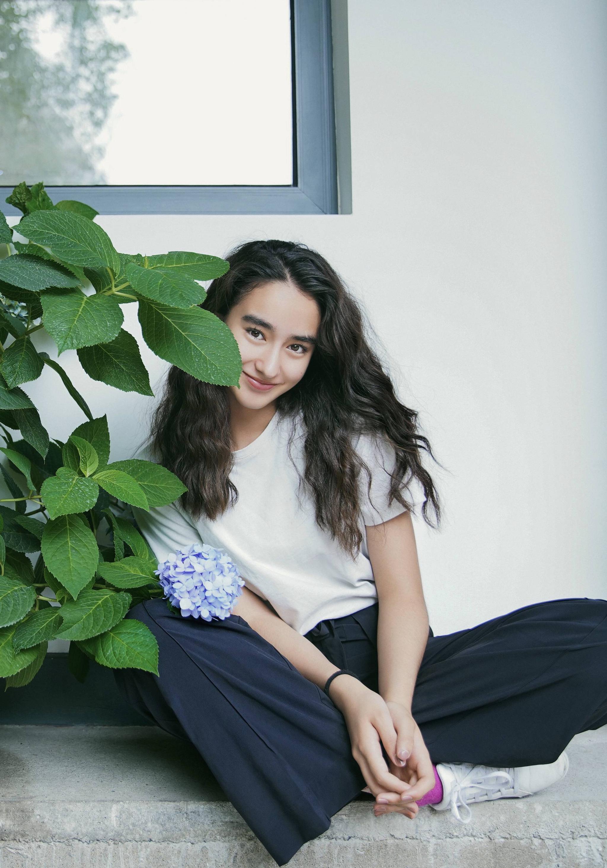 新生代演员李宛妲清新美图露出 花间少女彰显夏日活力