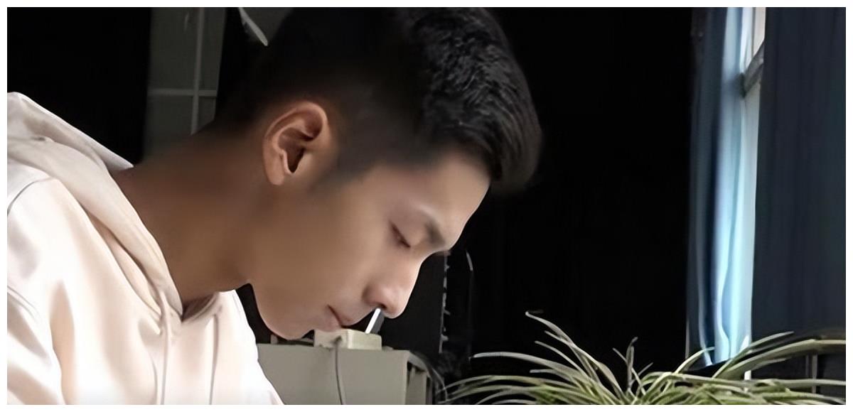 男子因自创霸气名字走红,或成全国唯一,网友:他如何上户口的?休闲区蓝鸢梦想 - Www.slyday.coM 男子因自创霸气名字走红,或成全国唯一,网友:他如何上户口的?休闲区蓝鸢梦想 - Www.slyday.coM