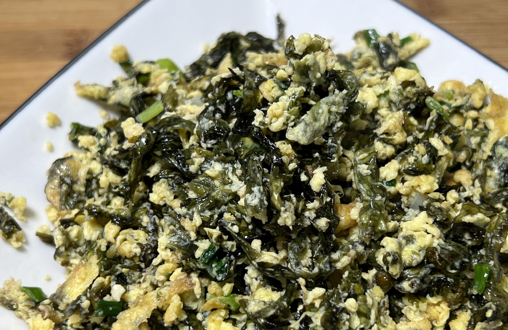 鸡蛋营养丰富,吃了好处多,炒鸡蛋也很受欢迎,紫菜炒鸡蛋应该是比较