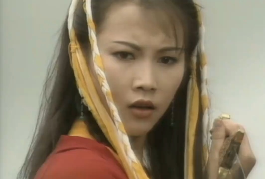 年轻的蔡少芬很美，配上这首《花田错》，优美动人