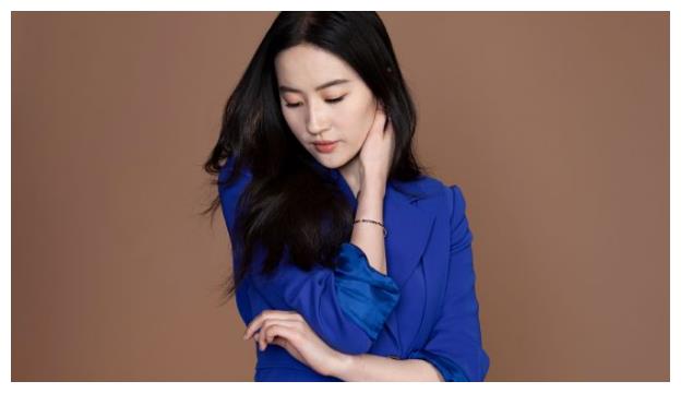 刘亦菲穿宝蓝色西装大片曝光 霸道女总裁范