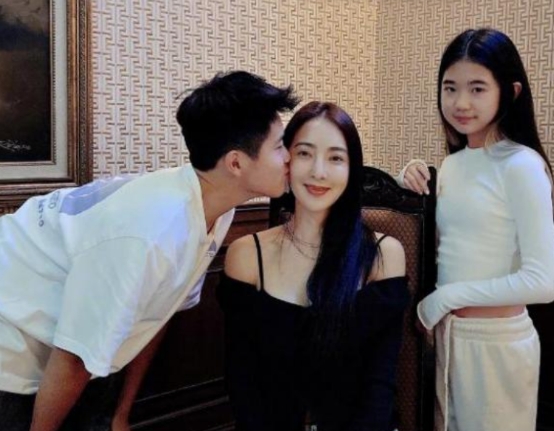 曹格婚姻疑亮红灯,吴速玲带儿女搬家,男方曾被曝酒品不好休闲区蓝鸢梦想 - Www.slyday.coM 曹格婚姻疑亮红灯,吴速玲带儿女搬家,男方曾被曝酒品不好休闲区蓝鸢梦想 - Www.slyday.coM