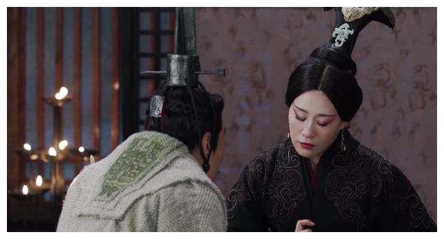 秦王嬴异人的帝王并不牢固,他时刻受到监国太后华阳夫人的掣肘,在嬴