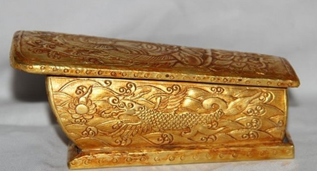 男子山坡种树挖出黄金棺材,专家道出实情他被逼捐献