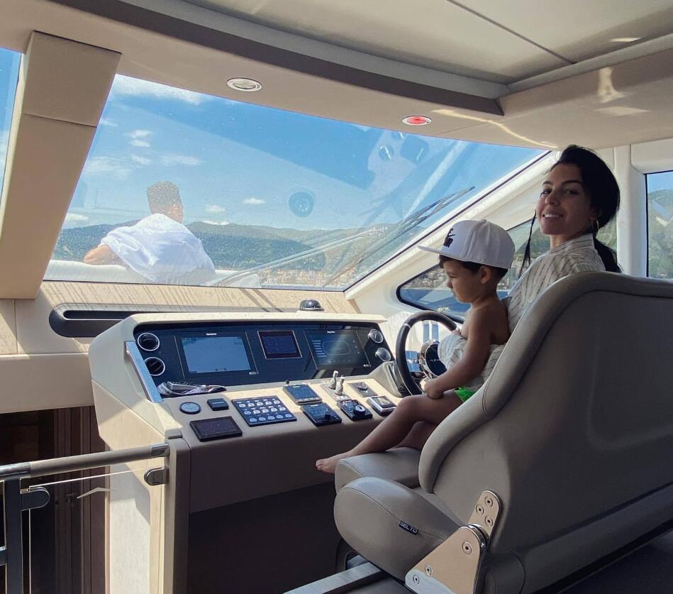 c罗乔治娜放松不忘自律,迷你罗陪奶奶变了样