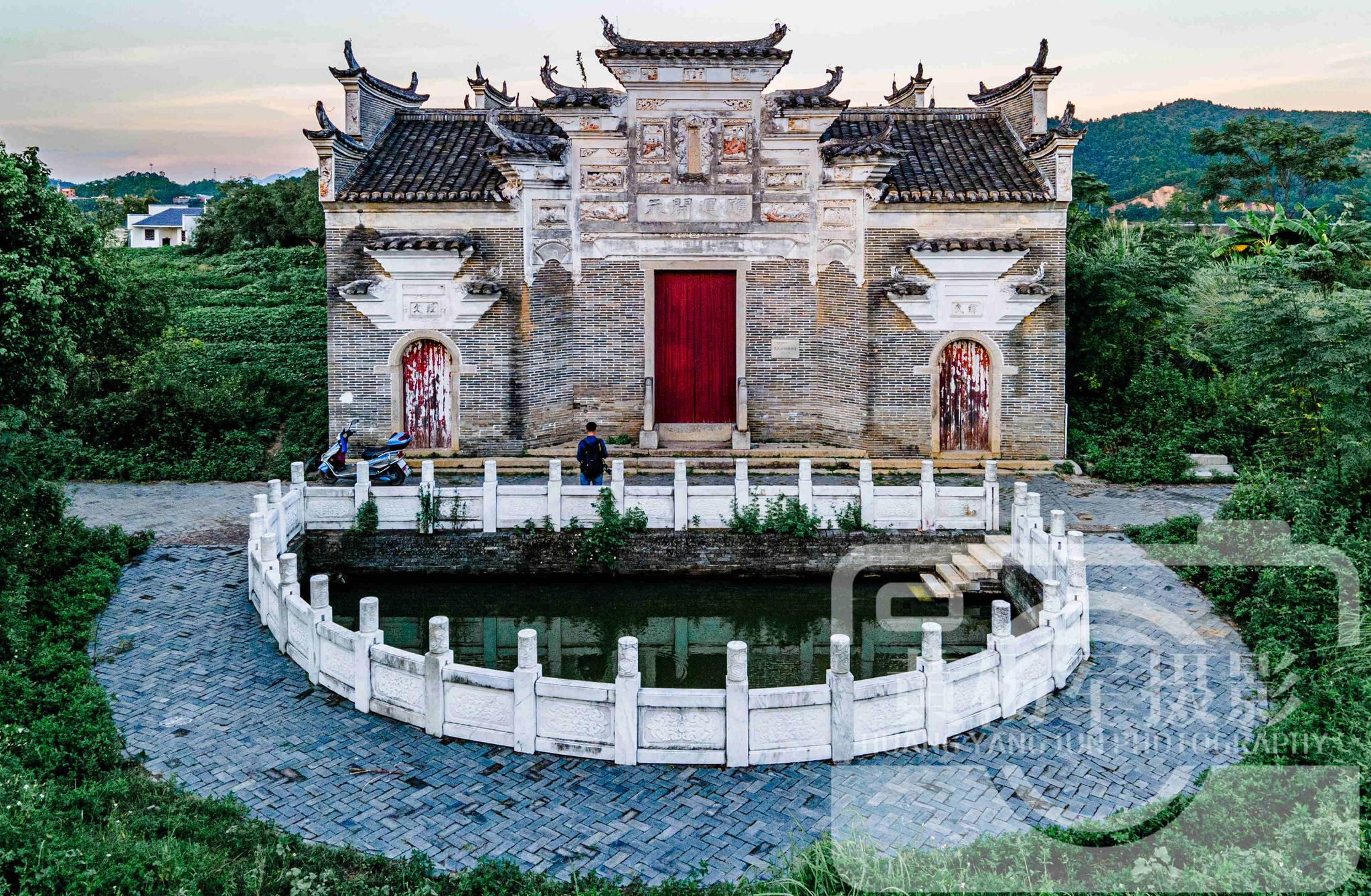 中国客家人最多的城市,一村祠堂文化浓建筑精美,依山傍水景色美