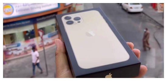 先睹为快!iPhone 13 Pro Max金色版抢先开箱休闲区蓝鸢梦想 - Www.slyday.coM 先睹为快!iPhone 13 Pro Max金色版抢先开箱休闲区蓝鸢梦想 - Www.slyday.coM