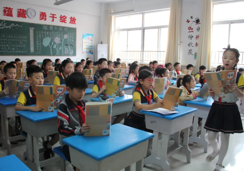 有必要大惊小怪!小学生迷上言情小说怎么了?70后:金庸琼瑶都看完休闲区蓝鸢梦想 - Www.slyday.coM