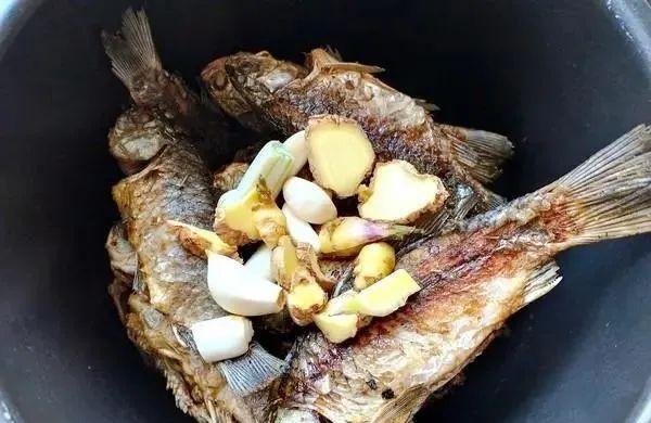 鱼刺卡在喉咙里,别再喝醋吞米饭了!教你一招让鱼刺自己跑出来!休闲区蓝鸢梦想 - Www.slyday.coM 鱼刺卡在喉咙里,别再喝醋吞米饭了!教你一招让鱼刺自己跑出来!休闲区蓝鸢梦想 - Www.slyday.coM