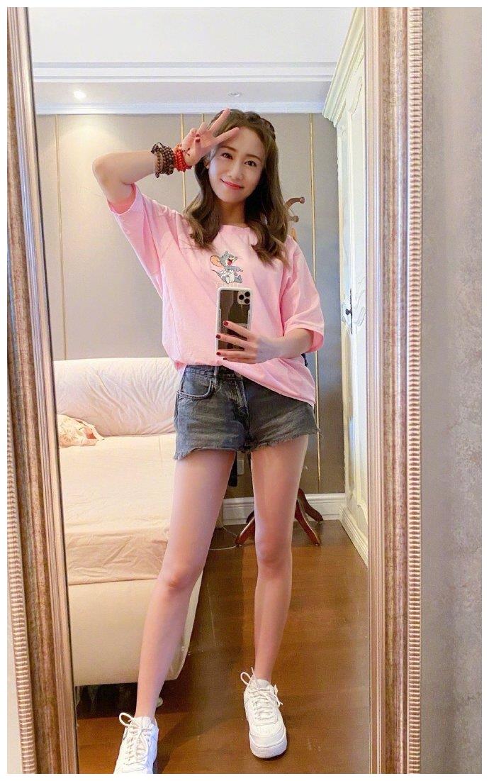 刘芸晒一家三口合影9岁jagger身高已达爸妈肩膀英文很溜