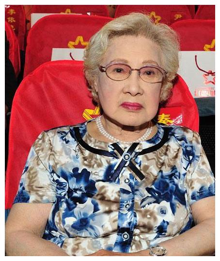 98岁的秦怡一任丈夫家暴二任丈夫酗酒照顾病儿子43年终丧子