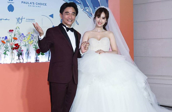 婚礼上小俩口的婚纱照曝光,照片中只见sandy小鸟伊人的靠在老公的怀中