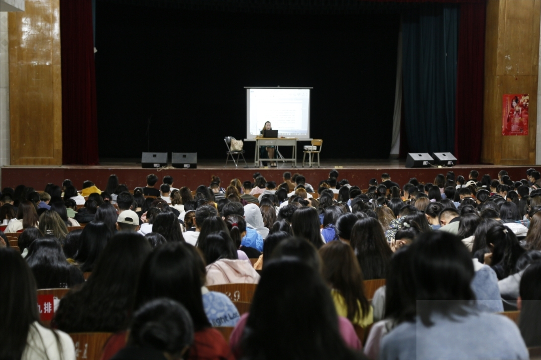 古曲传承人谢双燕为数百学子演绎中国古典诗词歌曲