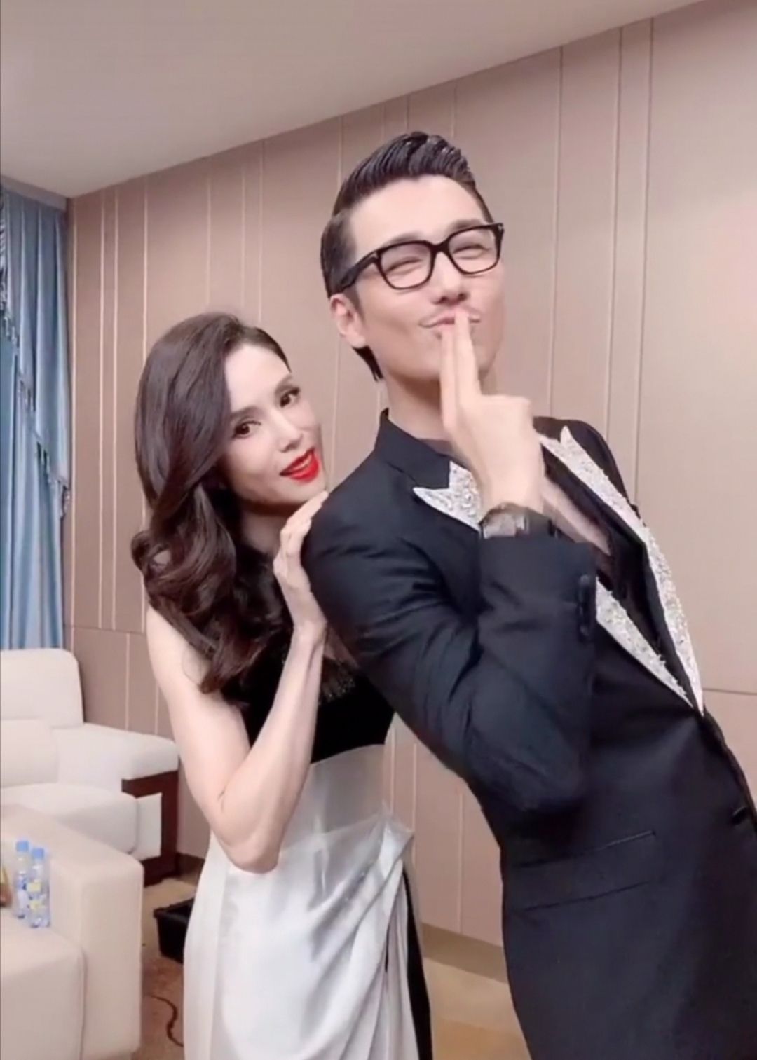 胡兵晒和李若彤同框视频,俊男靓女十分养眼,25年前曾隔空合作!