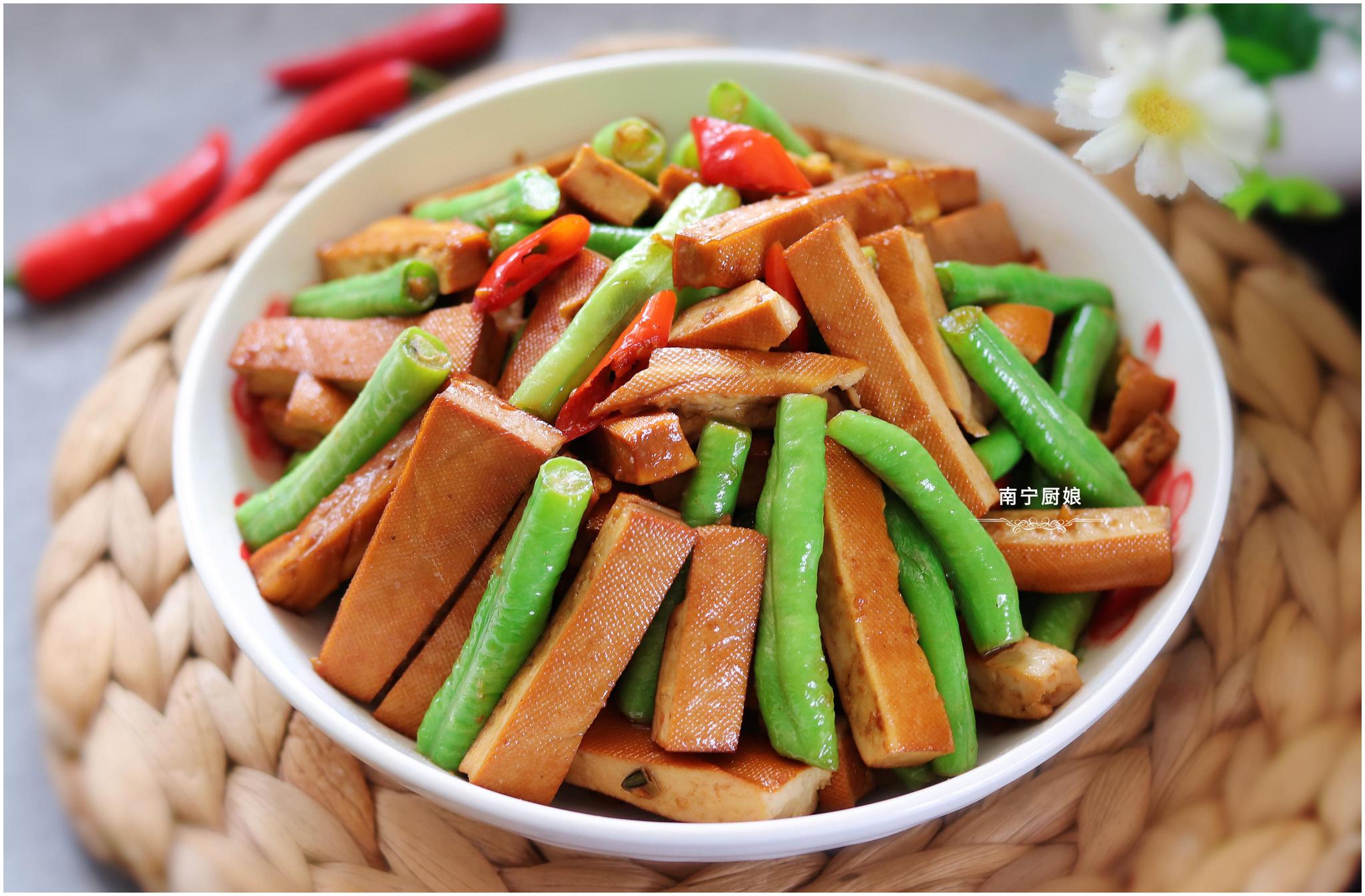 豆干搭配豆角一起炒,口感柔嫩又入味,能吃出肉的口感,还真下饭