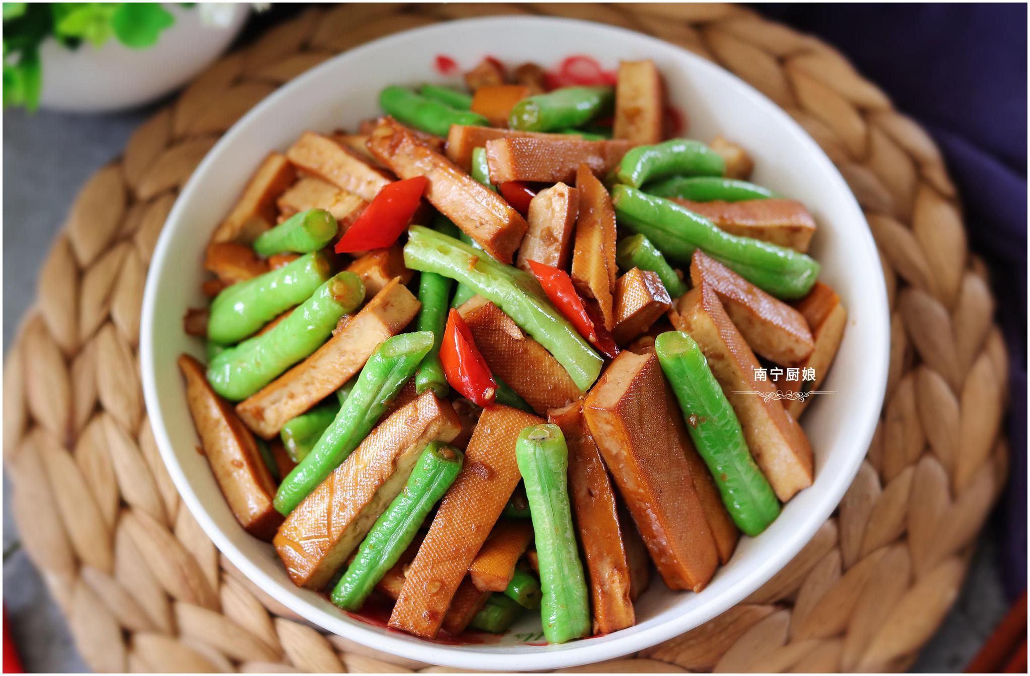 豆干搭配豆角一起炒,口感柔嫩又入味,能吃出肉的口感,还真下饭