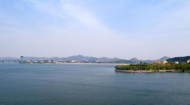 济南的雪场湖三面环山,形成湖光山色的特殊景观,湖的最大水域面积是18