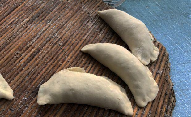 这是农村婆婆做的"巨型"水饺,一个饺子大概巴掌大,儿媳本来还是乐呵呵