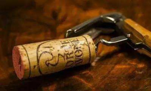 喝红酒的时候,为什么有很多人打开红酒以后,都会闻一下酒塞呢?休闲区蓝鸢梦想 - Www.slyday.coM 喝红酒的时候,为什么有很多人打开红酒以后,都会闻一下酒塞呢?休闲区蓝鸢梦想 - Www.slyday.coM