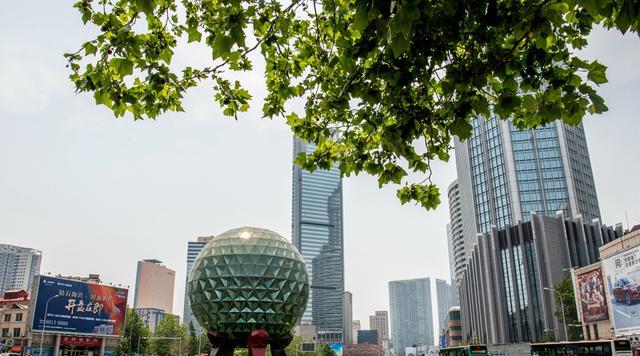 大连最迷你的广场,主要景观是颗117吨的球,很多游客把它错过