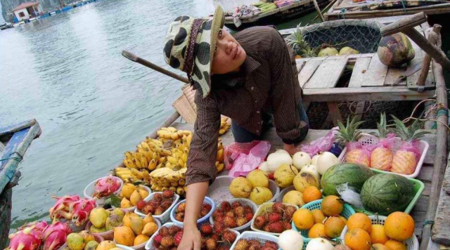 去越南游玩时，水果店老板递出的手套，最好不要接！