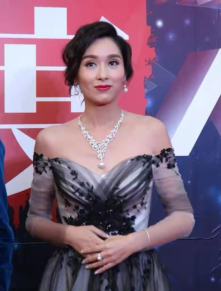 杨恭如保养得真不错穿一字肩礼裙很优雅不愧是天然女神