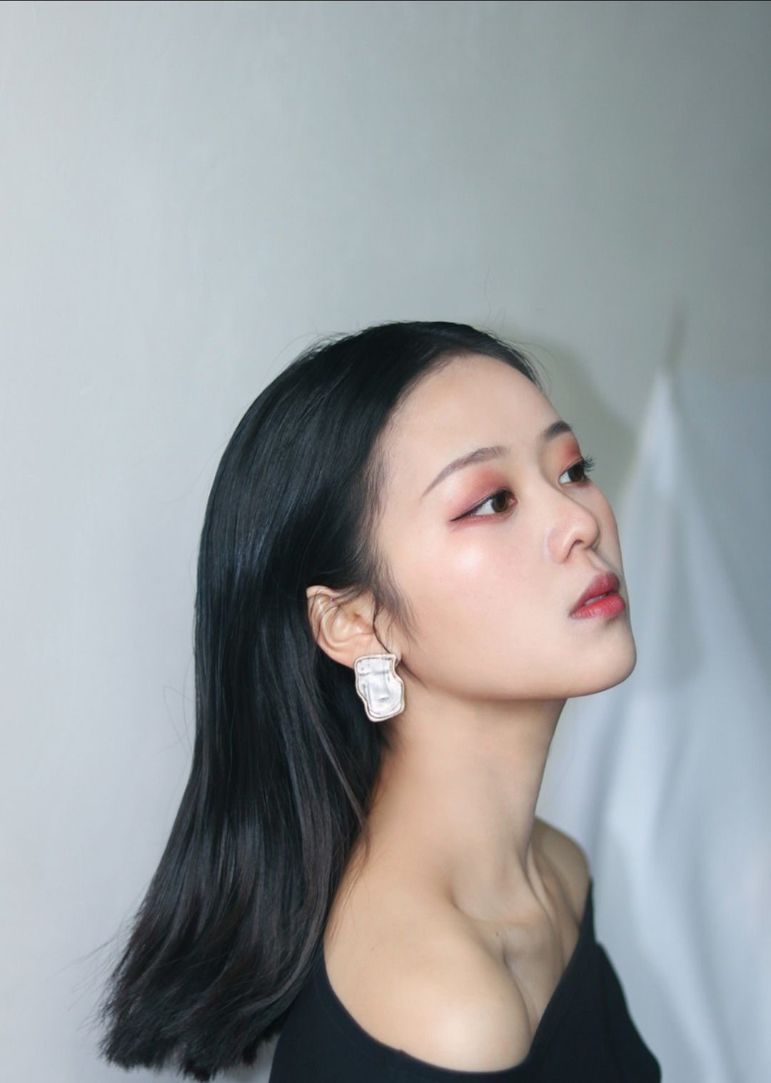 皮肤非常紧致的美女,五官完美,没有任何瑕疵