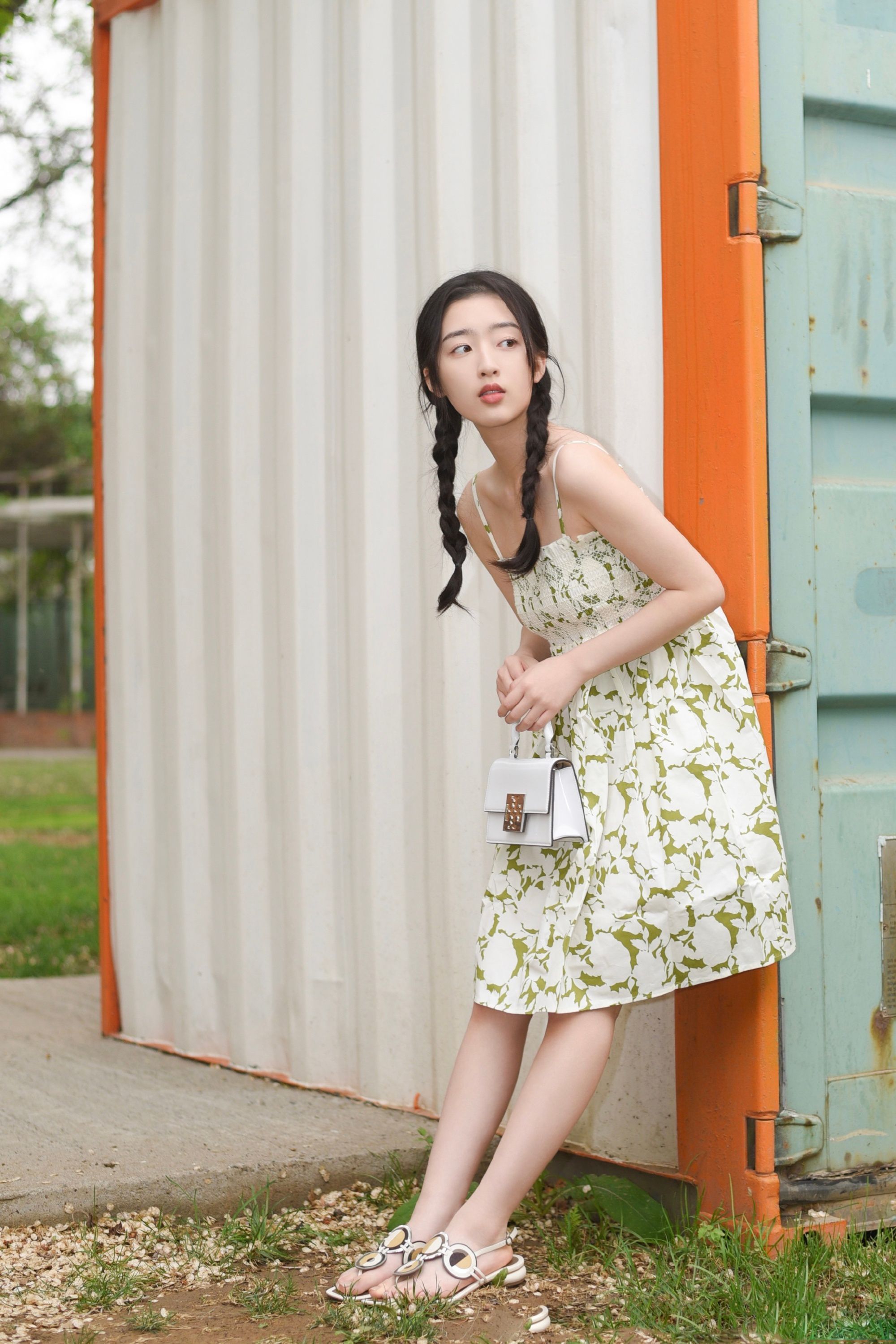 邓恩熙身着toryburch2023早秋系列印花迷你连衣裙_高清图集_新浪网