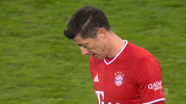 拜仁23爆冷莱万耷拉着脑袋情绪低落对手疯狂庆祝如同夺冠