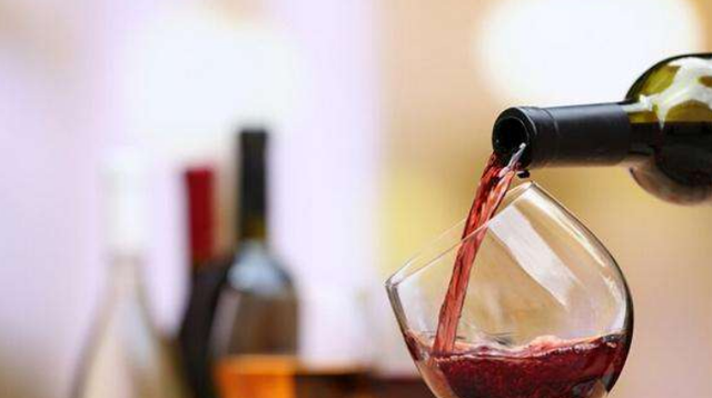 喝红酒的时候,为什么有很多人打开红酒以后,都会闻一下酒塞呢?休闲区蓝鸢梦想 - Www.slyday.coM 喝红酒的时候,为什么有很多人打开红酒以后,都会闻一下酒塞呢?休闲区蓝鸢梦想 - Www.slyday.coM