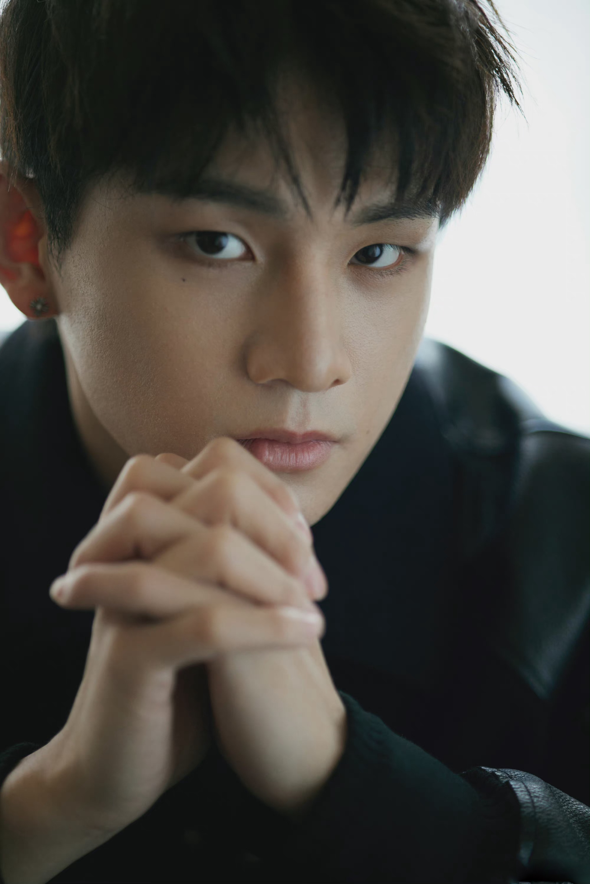 姚琛身穿白色t恤,搭配黑色皮衣,金属感项链点缀,个性十足_高清图集