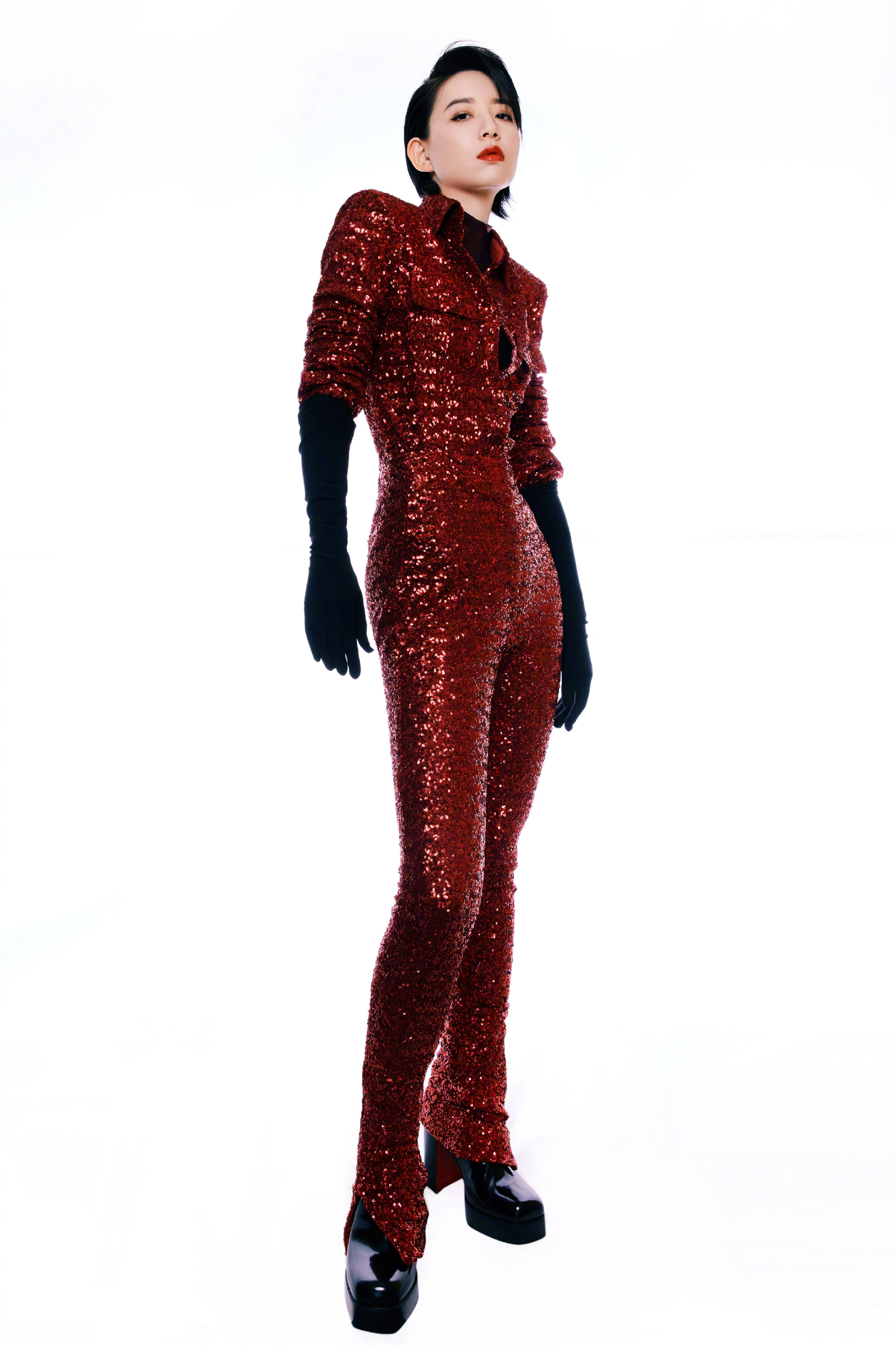 李斯丹妮分享造型,身穿红色亮片套装,酷飒十足,气场全开__财经头条