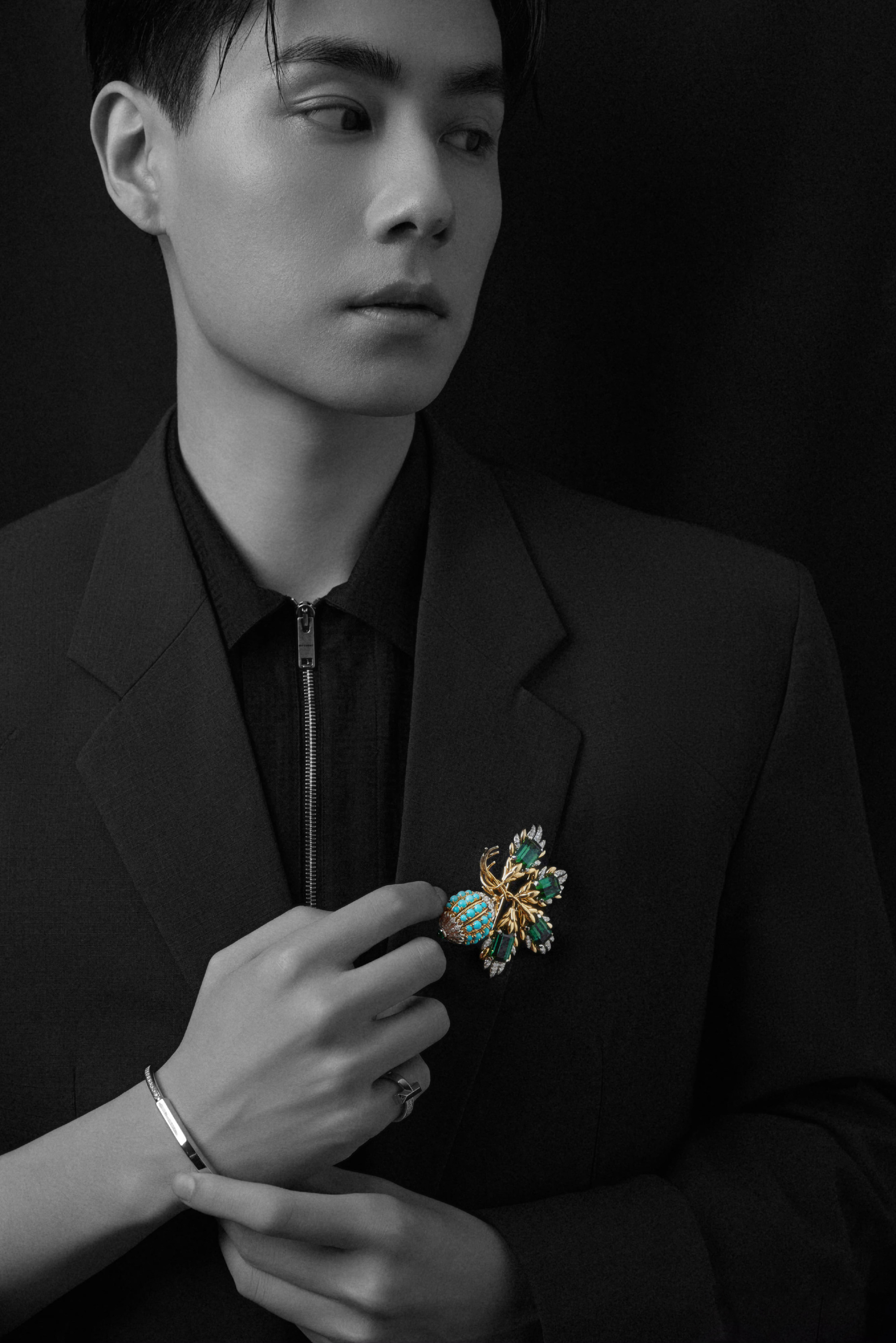 胡一天一身黑色休闲西装搭配蒂芙尼珠宝,帅气优雅,状态很好