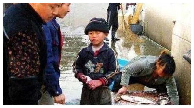 网红“杀鱼弟”的自尽:喝的不止是百草枯,还有对原生家庭的绝望休闲区蓝鸢梦想 - Www.slyday.coM 网红“杀鱼弟”的自尽:喝的不止是百草枯,还有对原生家庭的绝望休闲区蓝鸢梦想 - Www.slyday.coM