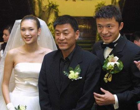 前国脚谢晖生活的如何混血儿子很帅气二婚娶得美丽外国娇妻