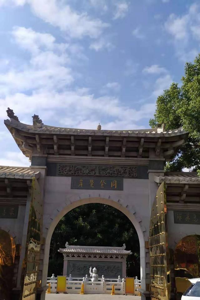 厦门"八大景"中的一个是金鸡亭,即普光寺