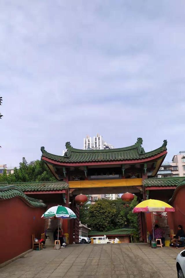 厦门"八大景"中的一个是金鸡亭,即普光寺