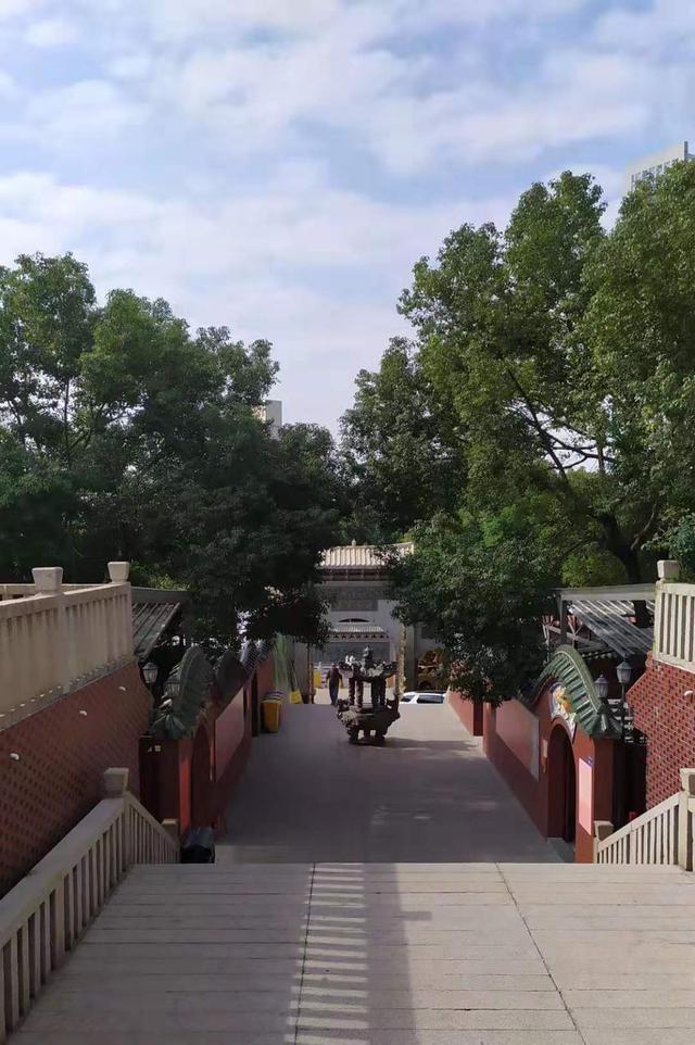 厦门"八大景"中的一个是金鸡亭,即普光寺