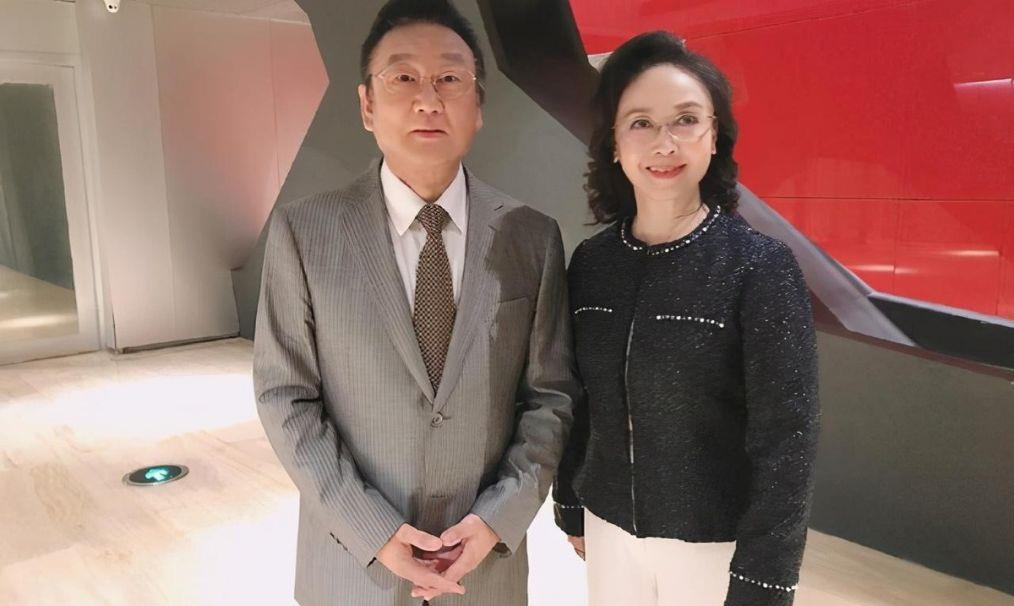 魏慧丽是中老年妈妈的穿衣样板,脸蛋自然穿衣高雅,从容大方