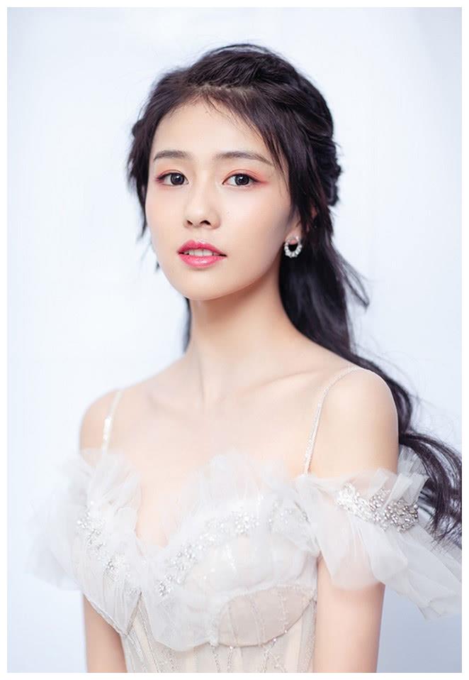 白鹿，娱乐圈偶像演员，长相酷似韩国女明星孙艺珍