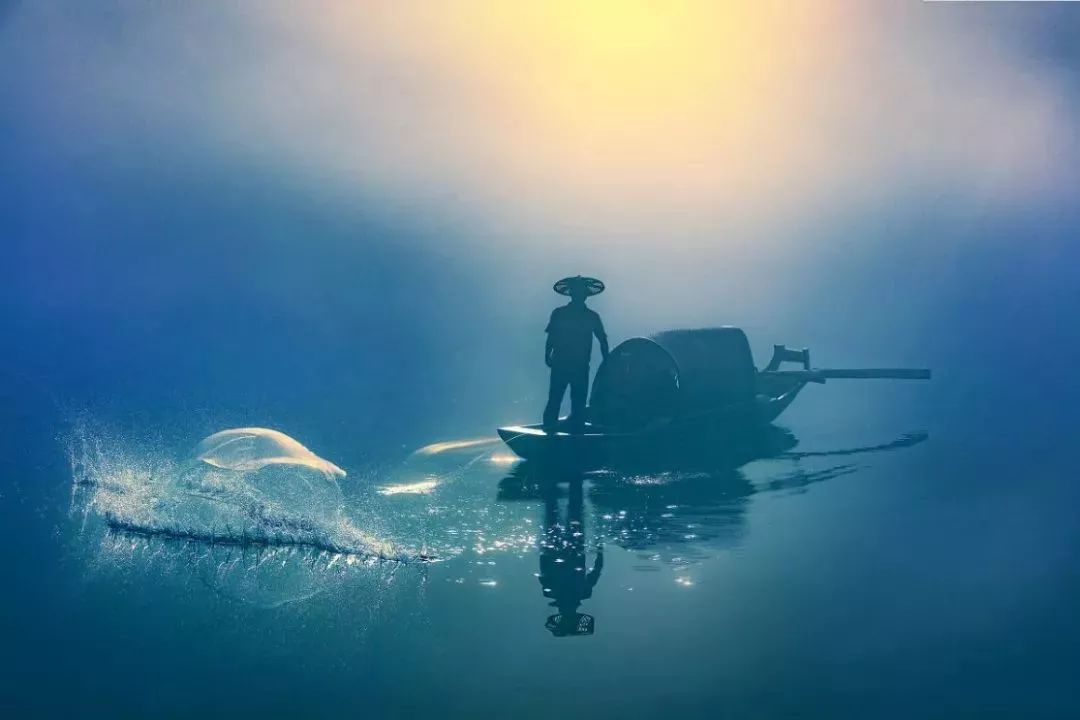 这里长年两岸峰峦叠翠,湖面水汽蒸腾,云雾缭绕,神秘绮丽,其雾时移时凝