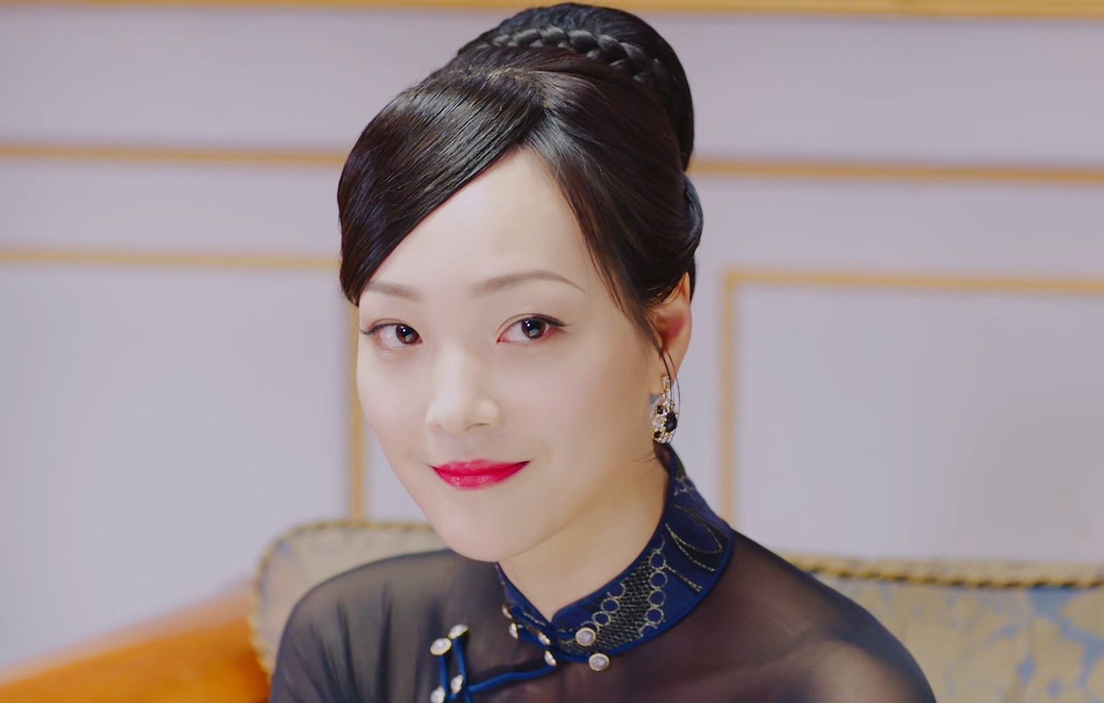 秋蝉兴和会众男人宠爱的漂亮女人靳香